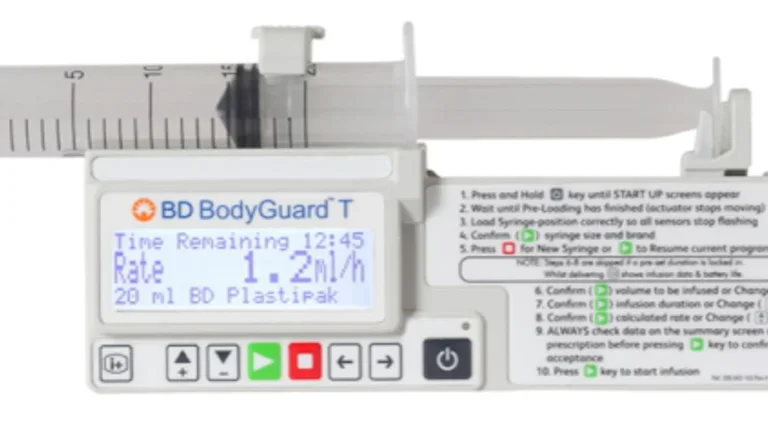 BD BodyGuard T, een compacte mobiele infusiepomp die nauwkeurige vloeistof- en medicijntoediening mogelijk maakt, getoond met een gemonteerde spuit.