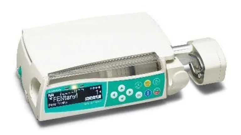 Compacte Perfusor Space infuuspomp, een mobiele oplossing voor infusietherapie, getoond op een witte achtergrond.