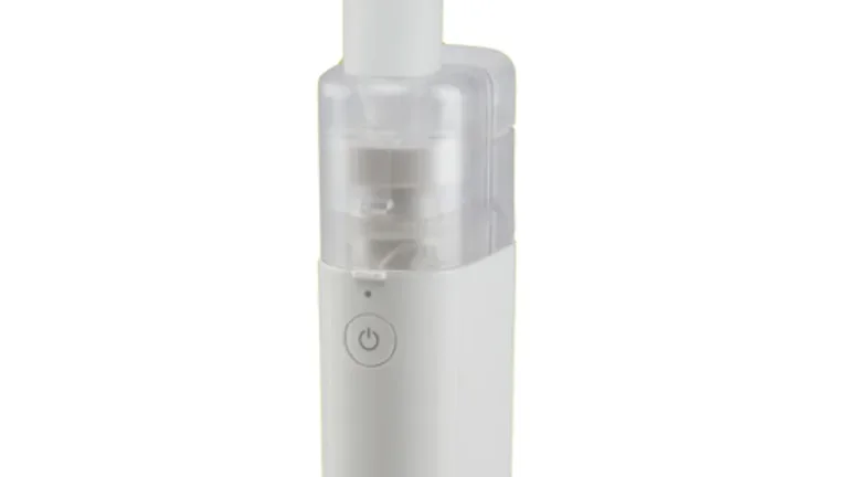 Een witte, draagbare Omron MicroAir U100 mesh-vernevelaar met een transparante medicijnkamer en een aan/uit-knop, ontworpen voor ademhalingsbehandelingen onderweg.