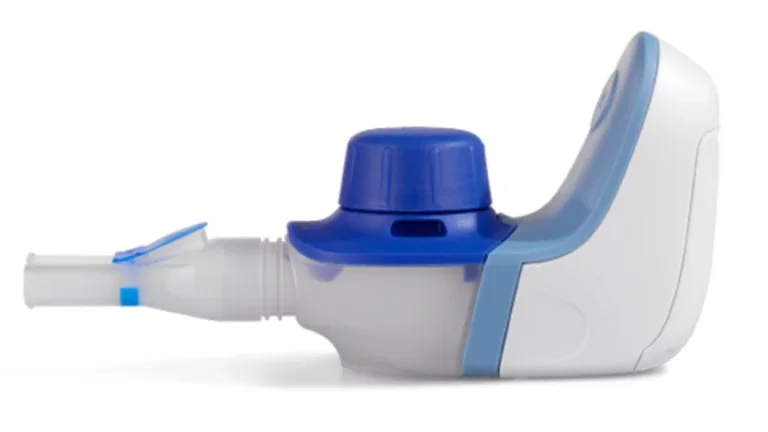 Een wit en blauw PARI o-PEP-apparaat, een expiratoire weerstandstrainer met klep die wordt gebruikt voor het vrijmaken van de luchtwegen.