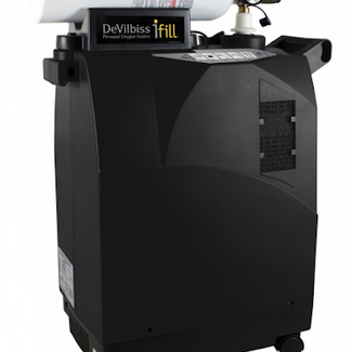 DeVilbiss iFill zuurstofvulsysteem met zwarte zuurstofconcentrator en witte zuurstoftank erbovenop, voor thuisgebruik en gemakkelijke mobiliteit.