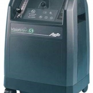 Een donkergrijze of zwarte draagbare zuurstofconcentrator met wielen, met een flowmeter, bedieningspaneel en de merknaam "VisionAire 5" zichtbaar op de voorkant.